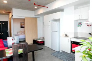 Tabla de planchar con plancha, wifi y ropa de cama