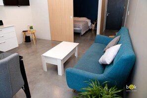Tabla de planchar con plancha, wifi y ropa de cama