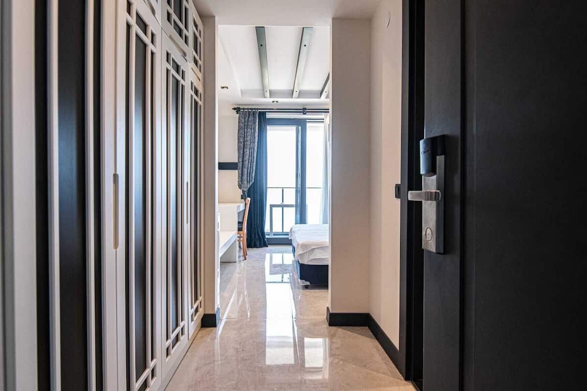 Habitación estándar con 1 cama matrimonial o 2 individuales, balcón, vista al mar | Caja de seguridad en la habitación, cortinas blackout y insonorización