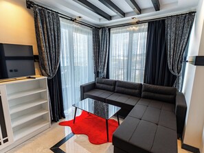 Suite familiar, balcón, vista al mar | Caja de seguridad en la habitación, cortinas blackout y insonorización