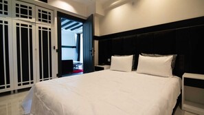 Suite Deluxe, 1 habitación, balcón, vistas al mar | Caja fuerte, escritorio, cortinas opacas y sistema de insonorización