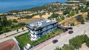 Un Hotel Oracle con diseño moderno, ubicado cerca de la costa y con vistas al mar.