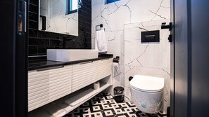 Habitación estándar con 1 cama doble o 2 individuales, balcón, vistas al mar | Baño | Ducha, artículos de higiene personal gratuitos, zapatillas y jabón