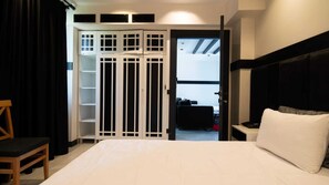 خزنة داخل الغرفة وستائر تعتيم وتجهيزات عازلة للصوت ومكواة/لوح كي