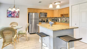 Coffee/tea maker, fridge, microwave, stovetop