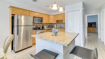 Coffee/tea maker, fridge, microwave, stovetop