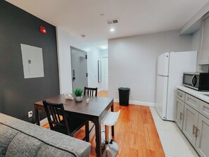 Interior - 5 King Beds / 2 Free Driveway Parking / Pool Table (Philadelphia)
