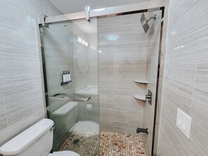 Dusche, Haartrockner, Handtücher, Seife