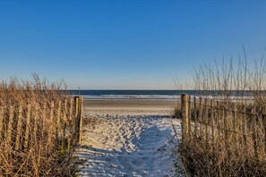 Beach - Oceanfront Corner Condo 2BR (North Myrtle Beach)
