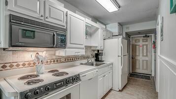 Een microgolfoven, een oven, een kookplaat, een vaatwasser