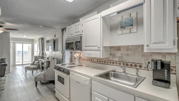 Een microgolfoven, een oven, een kookplaat, een vaatwasser