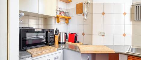 Réfrigérateur, un four, surface de cuisson, cafetiÚre-théiÚre