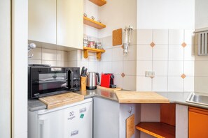 Fridge, oven, stovetop, coffee/tea maker