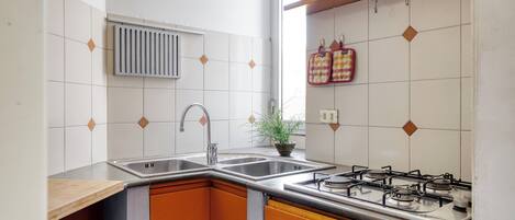 Réfrigérateur, four, plaque de cuisson, cafetière/bouilloire