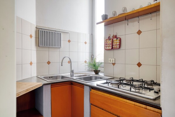 Fridge, oven, stovetop, coffee/tea maker