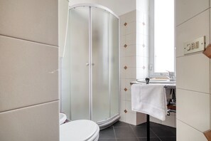 Douche, séchoir à cheveux, bidet, serviettes fournies