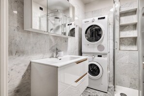 Douche, sèche-cheveux, bidet, serviettes fournies