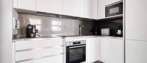 Kühlschrank, Mikrowelle, Ofen, Herdplatte