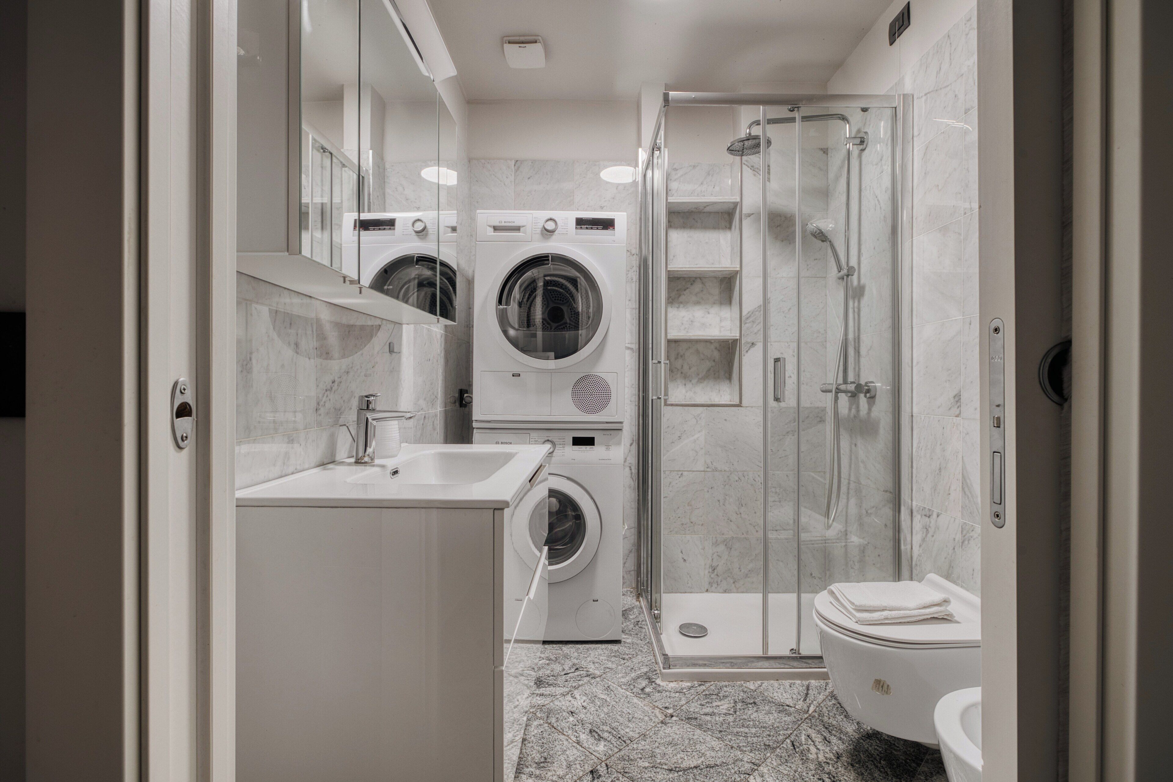 Shower, hair dryer, bidet, towels