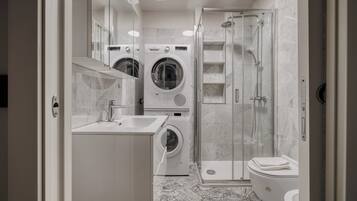 Shower, hair dryer, bidet, towels