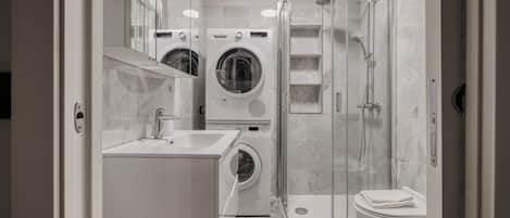 Shower, hair dryer, bidet, towels