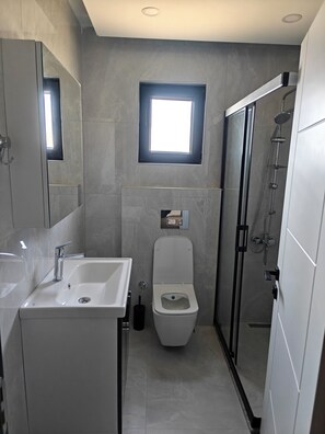 Dusche, Haartrockner, Handtücher, Toilettenpapier