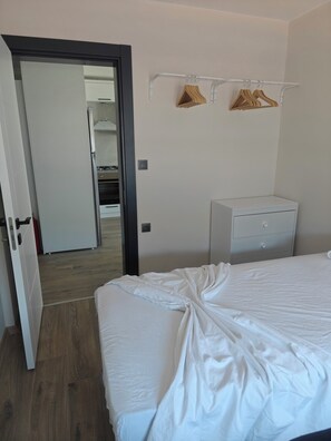 2 bedrooms, iron/ironing board, bed sheets