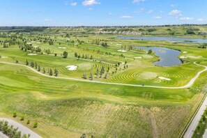 Golf - Cozy 2BR, Wolf Willow SE, close to HWY (Calgary)