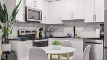 Micro-ondes, four, plaque de cuisson, lave-vaisselle