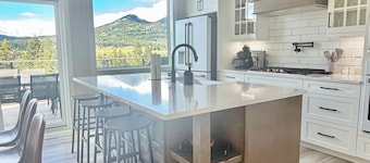 Modern Mountain Retreat | Scenic Views & Comfort
