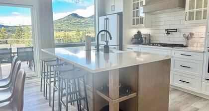 Modern Mountain Retreat | Scenic Views & Comfort