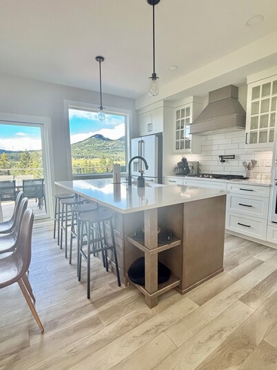 Modern Mountain Retreat | Scenic Views & Comfort