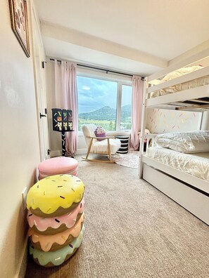 Iron/ironing board, bed sheets