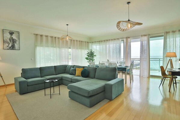 Een televisie, boeken en een kantoor