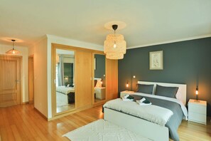 4 slaapkamers, een bureau, een strijkplank/strijkijzer, wifi