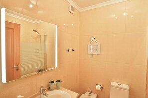 Een douche, een haardroger, handdoeken