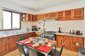 Fridge, microwave, oven, stovetop - Mountain View Family Retreat in Madeira (Paraíso)