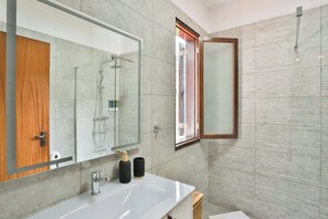 Shower, hair dryer, towels, shampoo