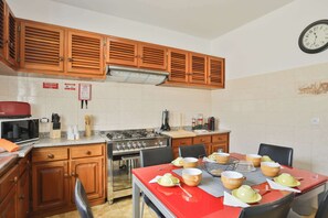 Fridge, microwave, oven, stovetop - Mountain View Family Retreat in Madeira (Paraíso)