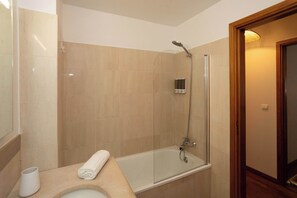 Douche, sèche-cheveux, serviettes fournies