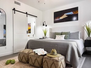 6 Schlafzimmer, Schreibtisch, Bügeleisen/Bügelbrett, Reisekinderbett