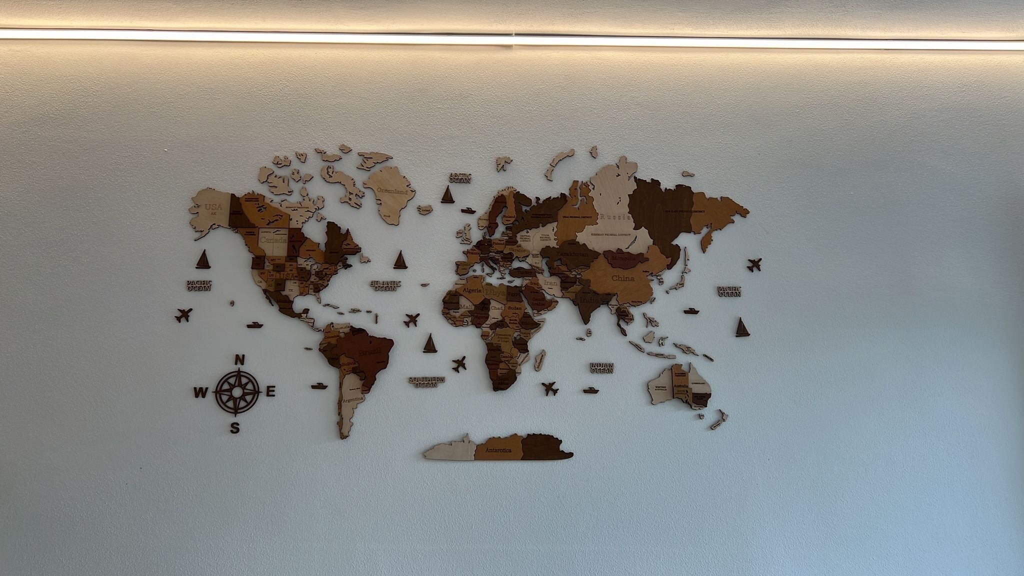 Une carte du monde avec des icônes représentant une boussole et un avion.