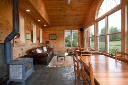 Come to our lake house, pick apples, kayak & enjoy the fall foliage. 