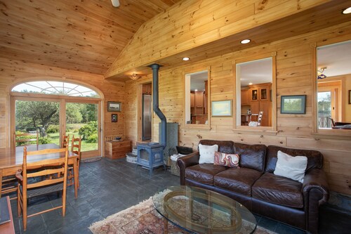 Enjoy the winter wonderland, ski Jiminy Peak, hot tube & explore the Berkshires