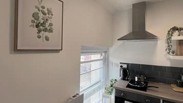 Fridge, oven, stovetop, cookware/dishes/utensils