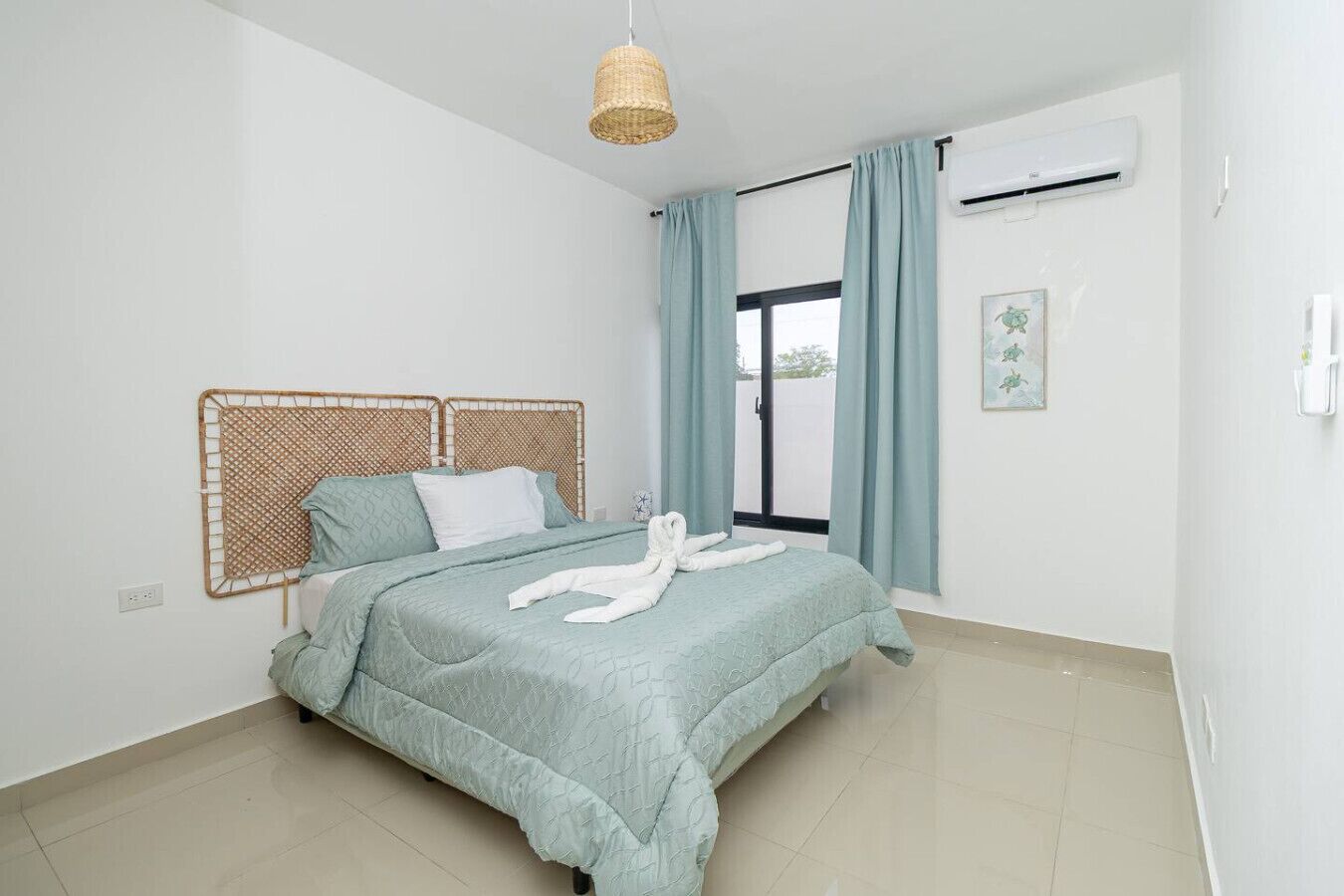 2 habitaciones, escritorio y tabla de planchar con plancha 