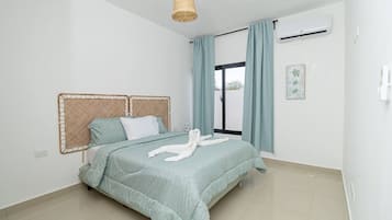 2 habitaciones, escritorio y tabla de planchar con plancha