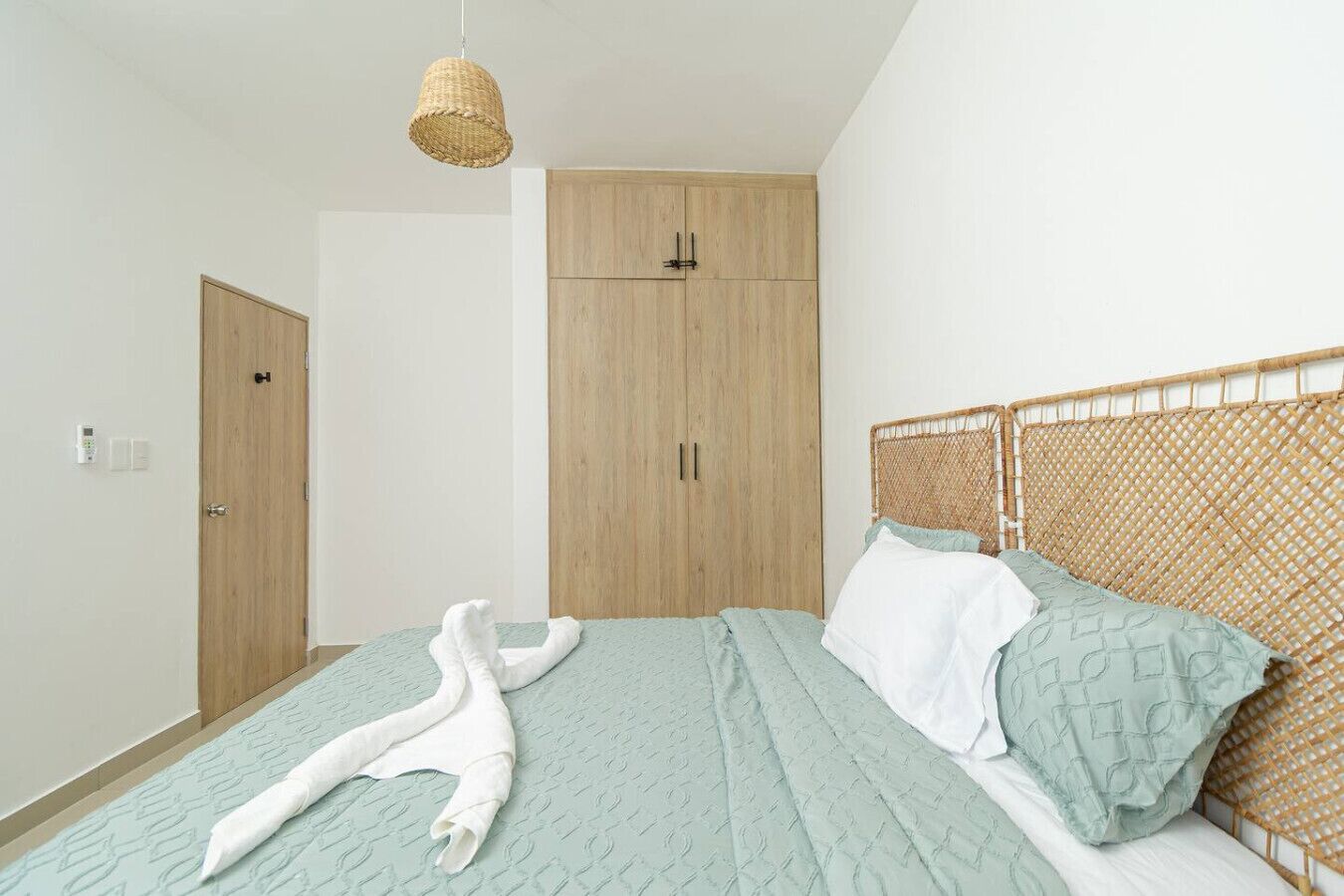 2 habitaciones, escritorio y tabla de planchar con plancha 