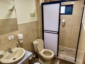 Dusche, Handtücher, Seife, Toilettenpapier