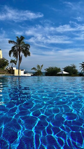 Charming condo with a/c, wifi, private beach access and incredible amenities